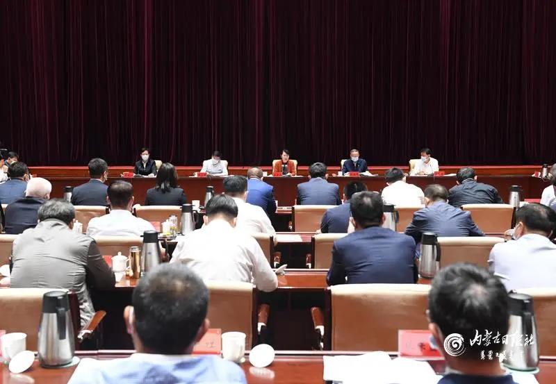 王莉霞主席主持召開自治區(qū)民營(yíng)企業(yè)座談會(huì)，周勇會(huì)長(zhǎng)作專題匯報(bào)