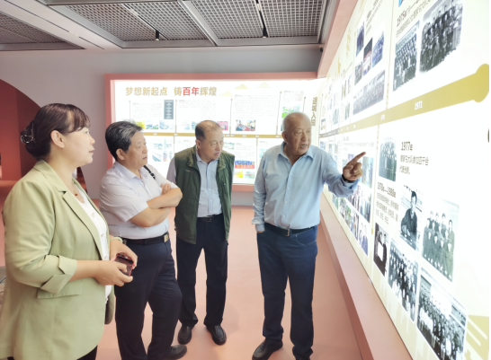 協會執(zhí)行會長林永亮一行到赤峰東黎羊絨集團調研